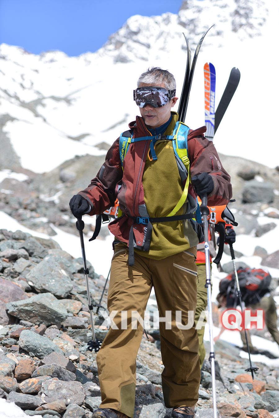 5月20日,一位滑雪登山爱好者正在进行适应性训练.
