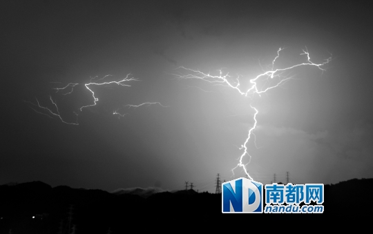 5月19日晚,中山市区下起暴雨并伴随着电闪雷鸣.南都记者 叶志文 摄