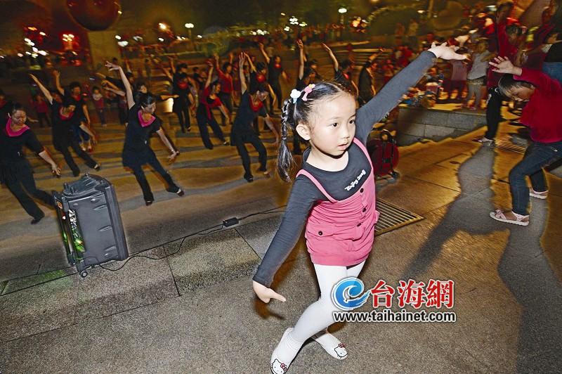 6岁女童领跳广场舞(图)