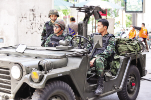 5月20日,泰国士兵在曼谷街头警戒. 新华社发