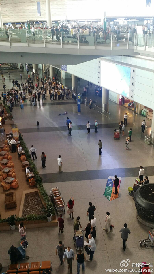 一名男子在北京首都国际机场t3航站楼一跃而下