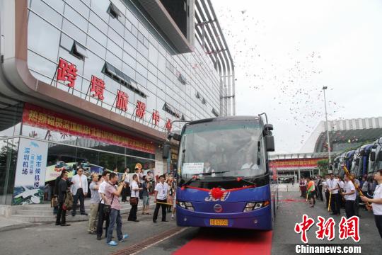 21日，深圳北站首辆330大巴开出，空铁联运正式启动 方明华 摄