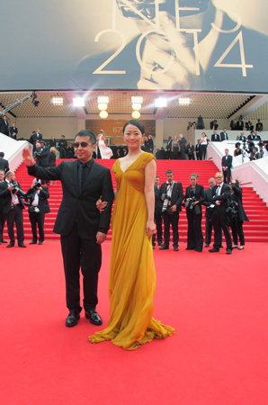 贾樟柯、赵涛出席《搜索》首映式向观众致意