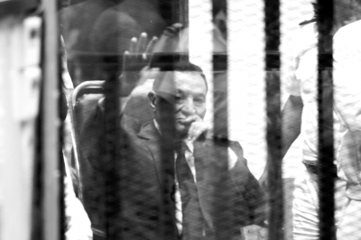 5月21日，在埃及首都开罗，埃及前总统穆巴拉克出庭受审。据埃及国家电视台21日报道，埃及开罗刑事法院当天宣布，前总统穆巴拉克因挪用公款修缮总统府被判处3年监禁。新华社发