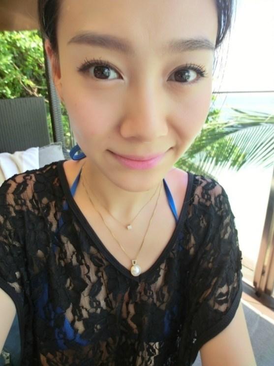昔日国足功臣于根伟娇妻私房照曝光 曾是花游选手 张雅蓓卖萌自拍照