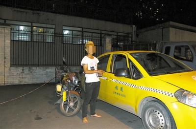 陈川（化名）指认被他偷走的出租车。 渝中区警方供图