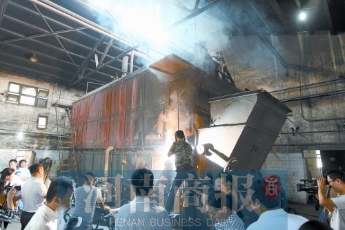 河南工业大学正在拆除燃煤锅炉