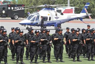 5月15日,北京警方出动30余辆特种车辆及警用直升机进行反恐防暴拉动演练,以检验首都公安机关反恐防暴处突的快速反应能力。 新华社记者 李文 摄