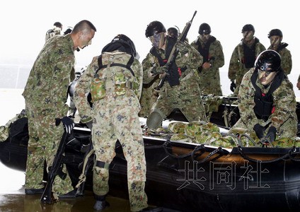 日本陆上自卫队的“西部方面普通科连队”正在鹿儿岛县奄美群岛实施夺回离岛训练。