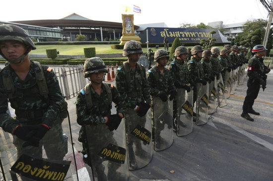 英拉乘防弹车向泰国军方报到 大批政要主动现