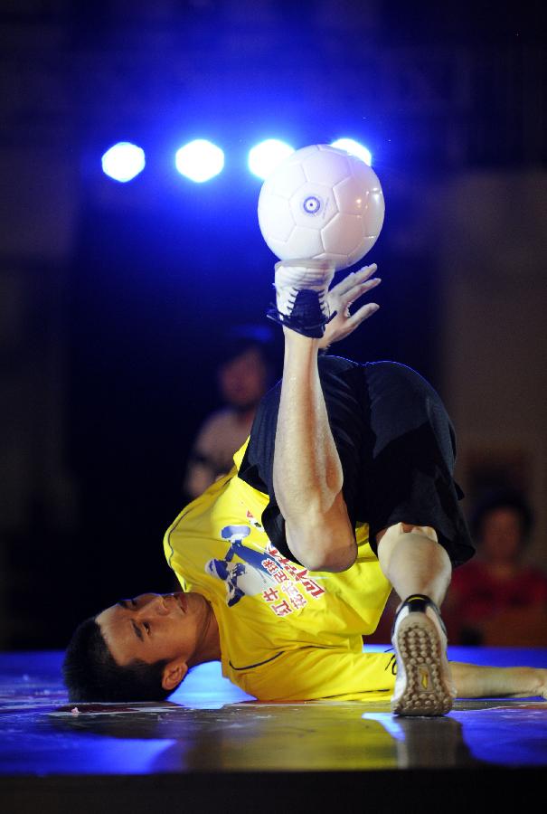 (体育)(7)花式足球--世界杯选拔赛广州站比赛(图) - 2014最新新闻今日新闻滚动新闻