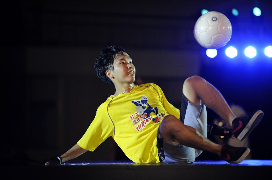 (体育)(2)花式足球--世界杯选拔赛广州站比赛(图) - 2014年最新新闻事件