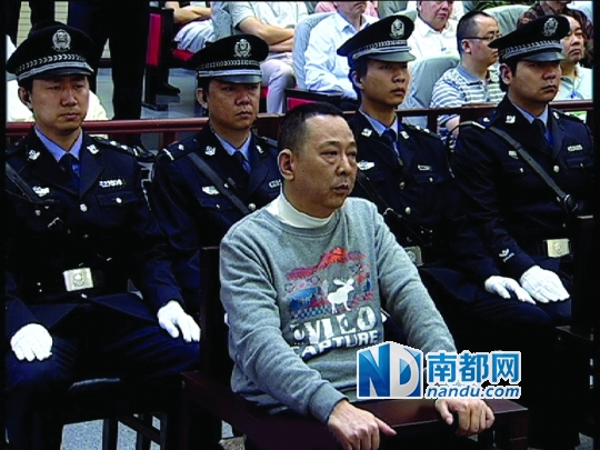 昨日，刘汉在庭审现场，黯然神伤。 央视截图