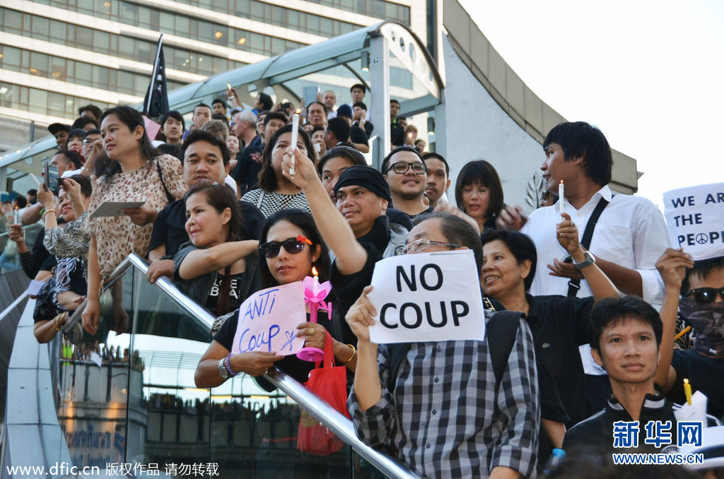 泰国民众集会抗议军事政变 示威者与军警对峙（高清组图）