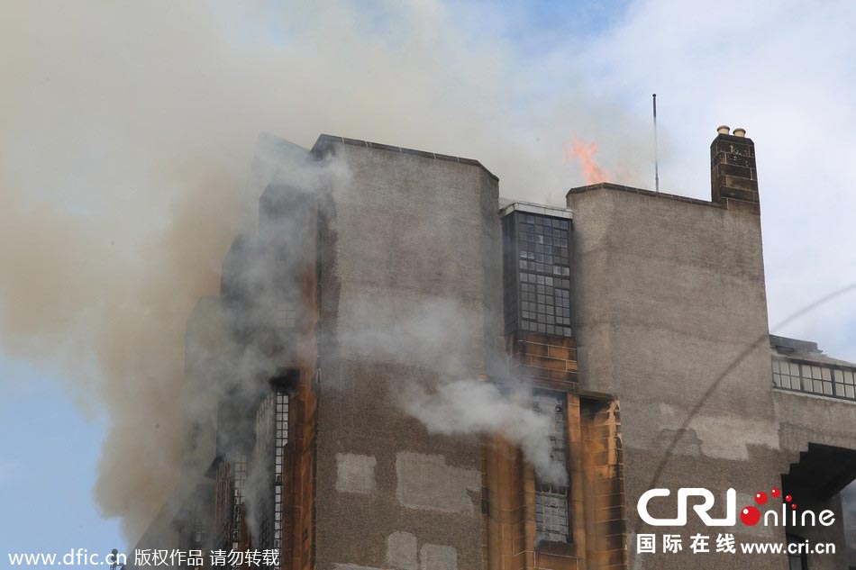 英国格拉斯哥艺术学院发生火灾 现场浓烟滚滚