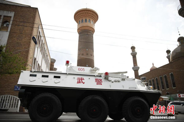乌鲁木齐举行反恐誓师大会 出动重型装甲车