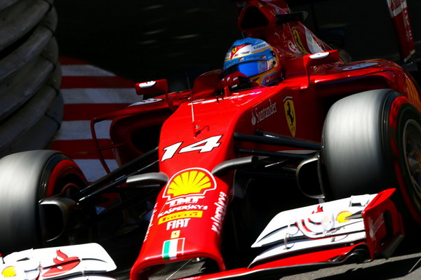 图文:F1摩纳哥站排位赛 阿隆索过弯