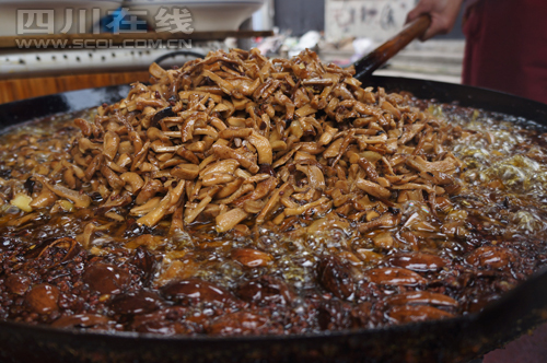 舌尖中鸡纵菌亮相 在蓉开店5年的云南汉子:从云南进鸡纵菌制成菌油(组图)-中国学网-中国IT综合门户网站