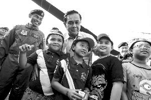 泰国陆军总司令巴育和孩子们在一起