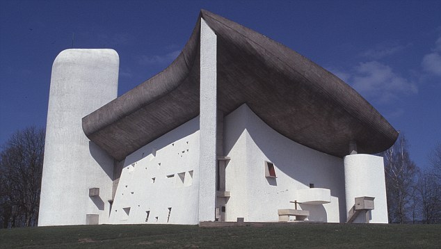法国著名的朗香教堂，由现代建筑师勒・柯布西耶色设计。