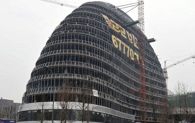 出现在重庆的“海盗建筑”,建筑师扎哈·哈迪德称是对她的设计”望京SoHo”的剽窃。