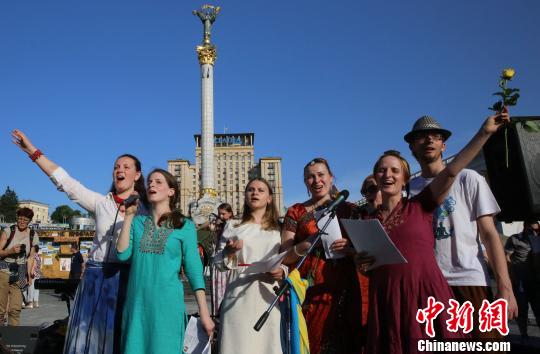乌克兰基辅民众举行小型音乐会(图)-搜狐滚动