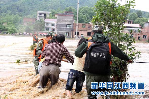 5月25日,武警官兵在江西省萍乡市上栗县桐木镇洪东村解救被洪水围困的