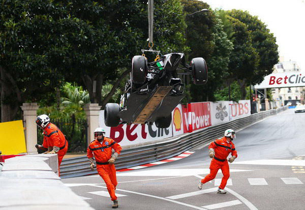 图文:F1摩纳哥大奖赛正赛 事故车被清理