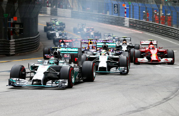 图文:F1摩纳哥大奖赛正赛 拥挤的弯道