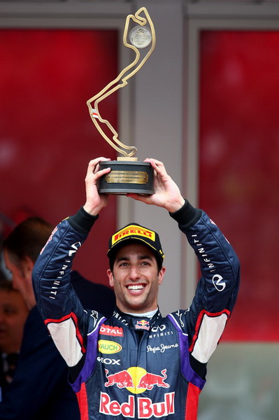 图文:F1摩纳哥大奖赛正赛 里卡多举起奖杯