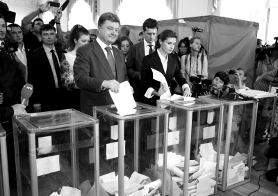 5月25日，乌克兰总统候选人波罗申科在基辅一处投票站投票。图/CFP