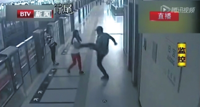 地铁醉酒男子飞踹15岁少女
