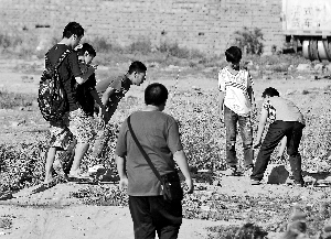 村民指认事发地点。晨报记者 王巍/摄