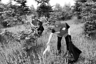 志愿者将定期到花园口景区捡垃圾(图) - 2014年