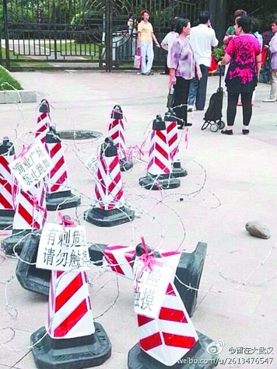 本报讯(记者杨京)由于接到业主关于“广场舞扰民”的投诉,小区物业公司在门口广场上拉起了百余米长的铁丝网,以阻止跳广场舞。但仅过了两天,舞迷们剪断并挪走了铁丝网,再次“占领”广场。
