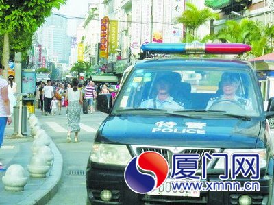 在中山路,特警警车随时待命.