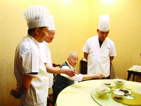 90岁面点祖师指点,中国烹饪大师"下厨",端出枫镇大面