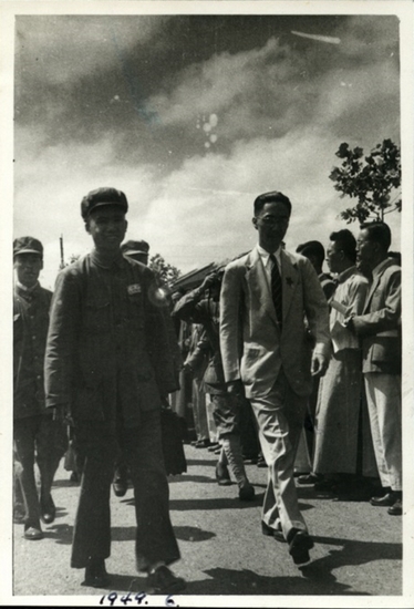 1949年6月20日，复旦大学全体师生夹道欢迎军代表来接管复旦，前左一为李正文，前左二为章益。