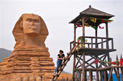 一游客在河北石家庄某地的“狮身人面像”前。近日，埃及文物部门向联合国投诉，称该仿制品违反国际条约。图/CFP