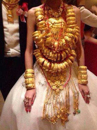 中山一婚礼上，新娘穿戴重达几十斤的黄金配饰。 图片来自中山城市网