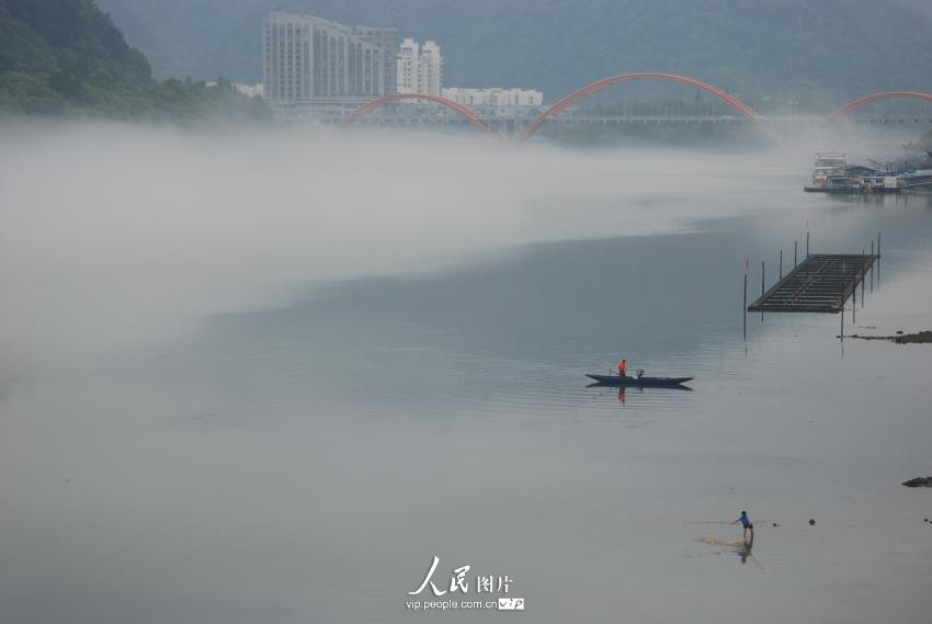 5月26日清晨,浙江省建德市新安江白沙桥头至罗桐埠一带的江面上,层