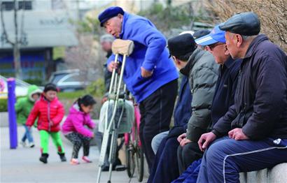 记者 降蕴彰 中国的养老金并轨改革终于启动，虽然对事业单位和机关单位来说，仍是有先有后。