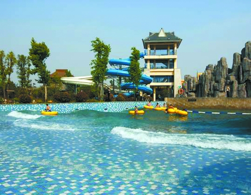 花溪水乐园荟萃国内最流行的20余种动感水上游乐项目