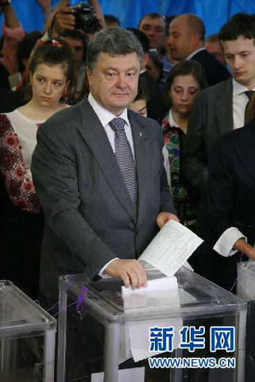 资料图：5月25日，乌克兰总统候选人波罗申科在首都基辅一处投票站投票。