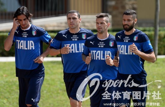 意大利队训练备战世界杯 巴神裹浴巾现身训练