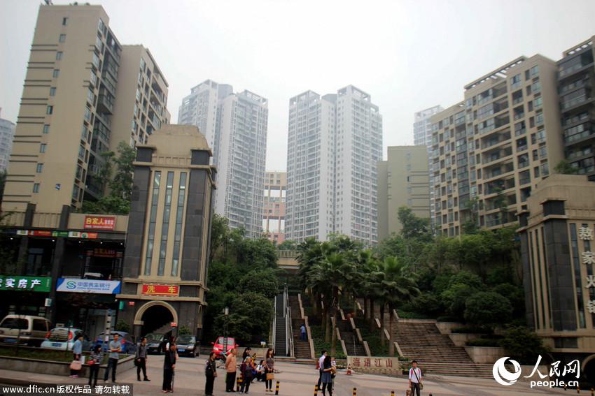 高清组图:重庆现空中违建 走廊变房屋