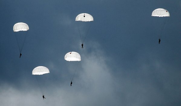 俄空降部队代表团抵京 与中国空降学校交流经验(图)