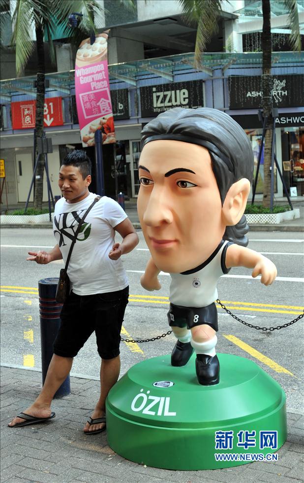 足球--卡通足球选手雕塑在香港展出(组图)-中国