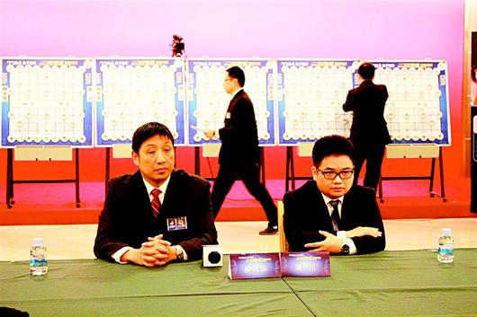 湖北日报讯 图为:柳大华左和蒋川右盲棋对弈不分伯仲.新华社发