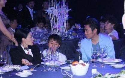 王菲与吴秀波在2012年嫣然天使基金晚宴上同桌聊天（资料图）